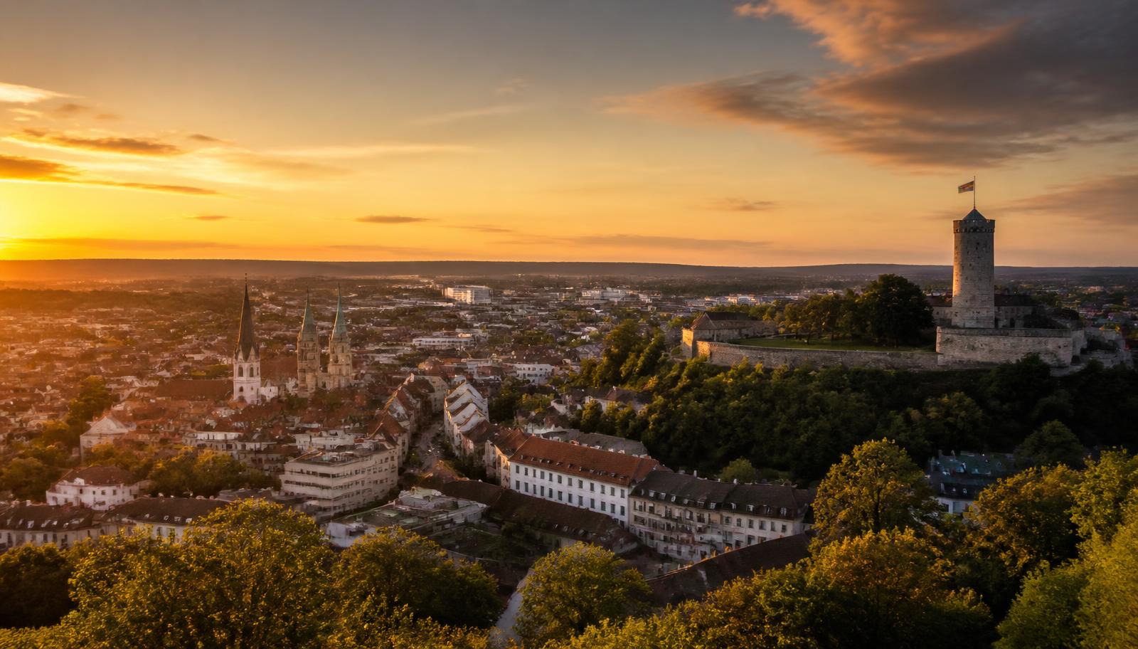 Blick über die Bielefelder Altstadt mit der Sparrenburg im Abendlicht